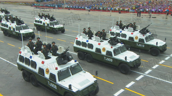 武警反恐突击车方队领队_中国武警反恐战车_武警反恐突击车