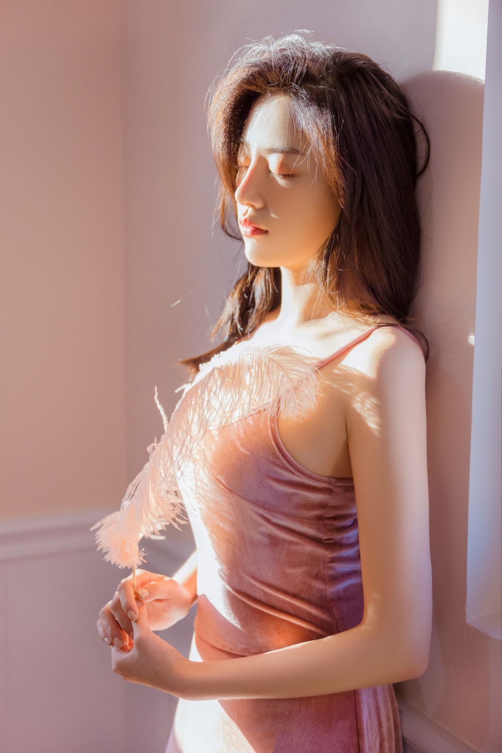 美女脱裤子_美女被帅哥脱裤动态图_脱裤美女