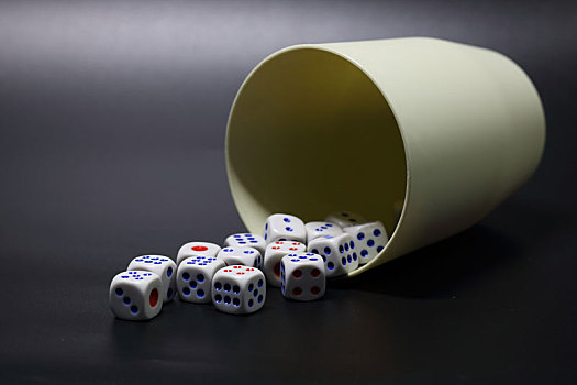 疯狂骰子兑换码2023_疯狂骰子破解版无限金币钻石_疯狂的骰子