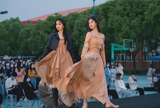小法女儿ins_法比亚_小美女法比亚