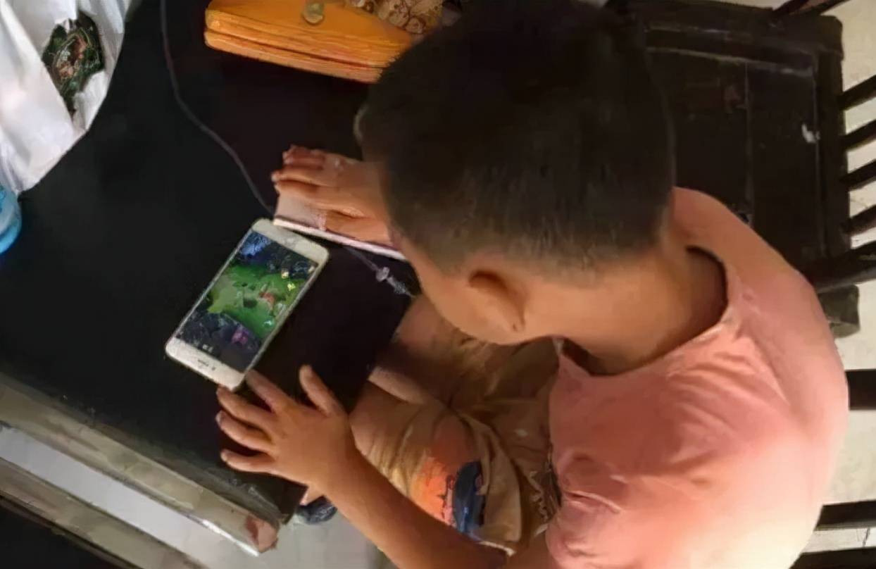 印度小孩玩游戏猝死_印度小孩关机_印度小孩手机玩游戏视频