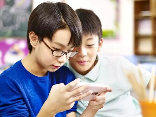 几岁可以玩手机游戏_小孩多大能开手机玩游戏_多大可以玩手机