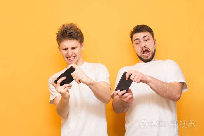 现在孩子能不能玩手机游戏_孩子手机游戏_能玩手机游戏孩子现在能玩吗