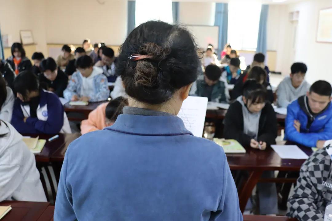 女孩上课的照片简笔画_上课女生头像_小女孩上课玩手机游戏图片
