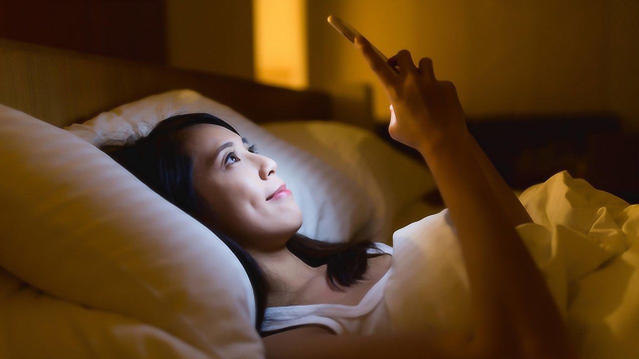 晚上玩电脑真实图片_晚上用手机玩电脑游戏好吗_晚上玩电脑会失眠吗