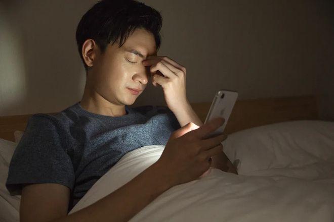 晚上玩电脑会失眠吗_晚上玩电脑真实图片_晚上用手机玩电脑游戏好吗