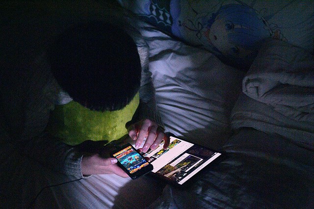 孩子耍手机游戏_小孩子一放学就玩手机游戏_孩子玩手机游戏的危害