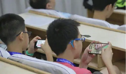 玩游戏摔手机的人_玩手机游戏摔倒_摔倒玩手机游戏怎么办