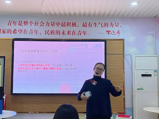 玩手机游戏带人_用游戏手机的人_玩手机游戏的人