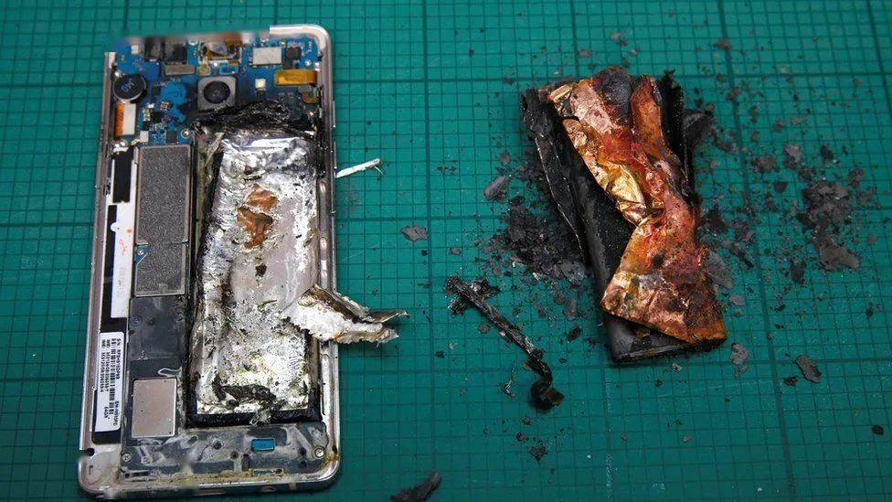 手机玩游戏爆炸视频_夏天打游戏手机爆炸视频_玩手机的爆炸视频短片