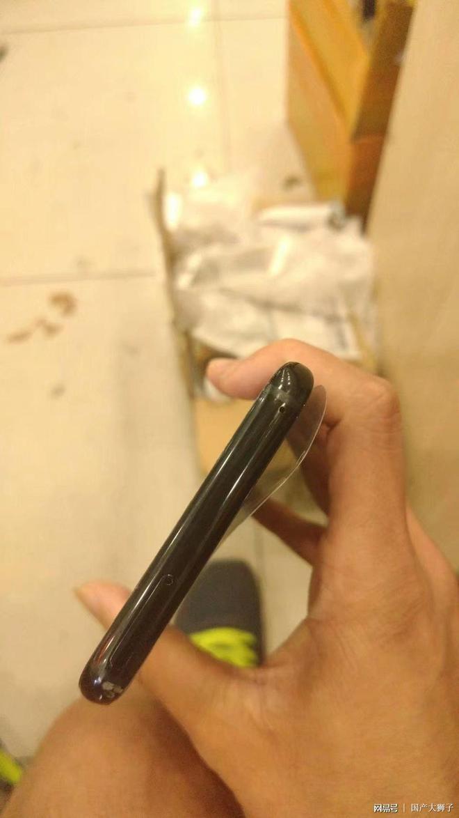 游戏输了想摔手机_玩游戏输了砸手机素材_玩游戏输了摔手机
