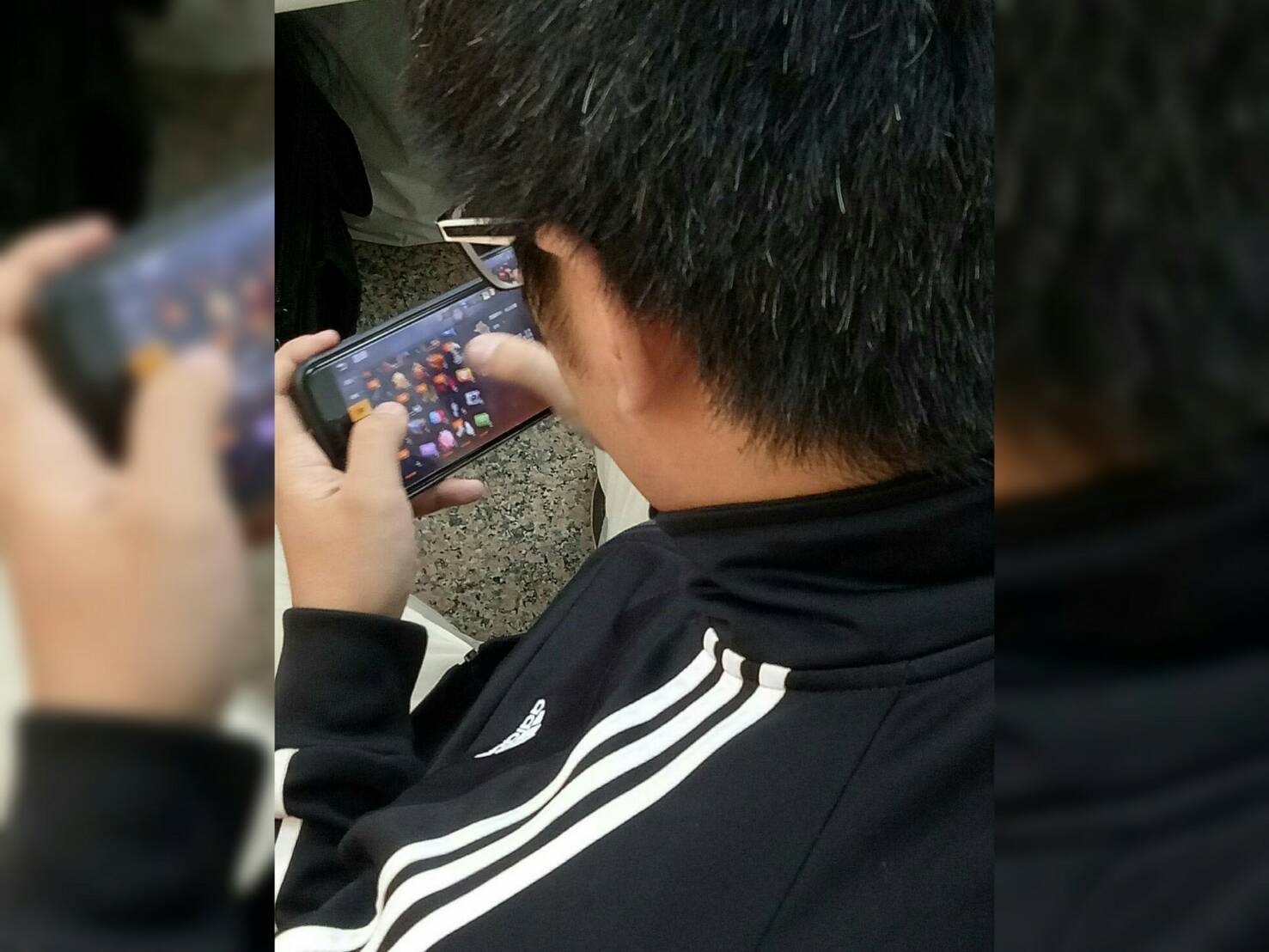 男友偷偷玩游戏_偷看男友手机游戏结局_男友结局偷看手机游戏是真的吗