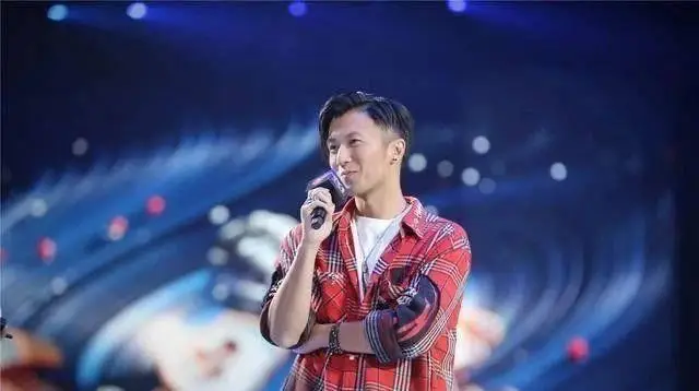 谢霆锋一般玩什么游戏_谢霆锋玩手机游戏视频_谢霆锋玩手机游戏