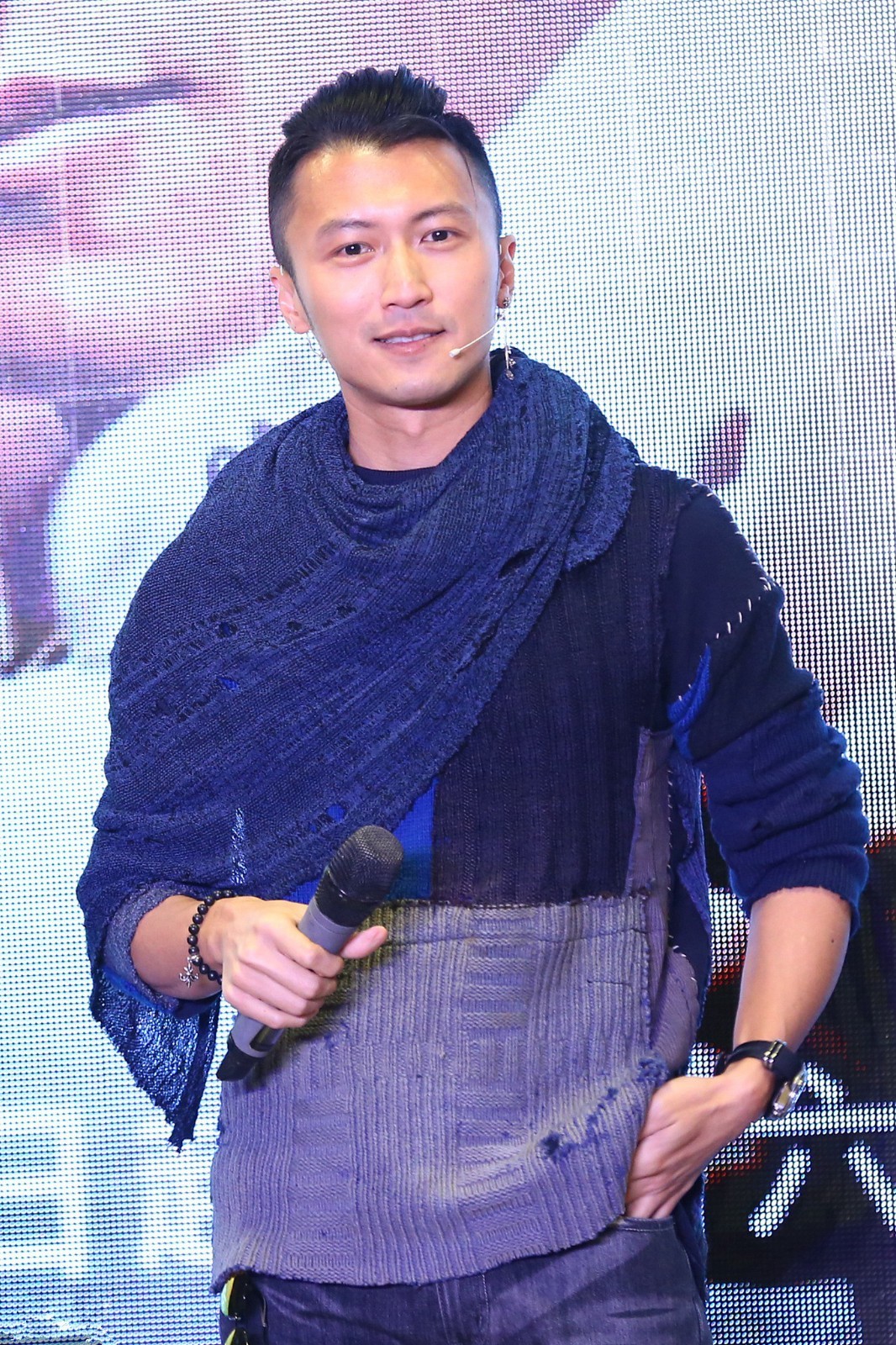 谢霆锋玩手机游戏_谢霆锋一般玩什么游戏_谢霆锋玩手机游戏视频