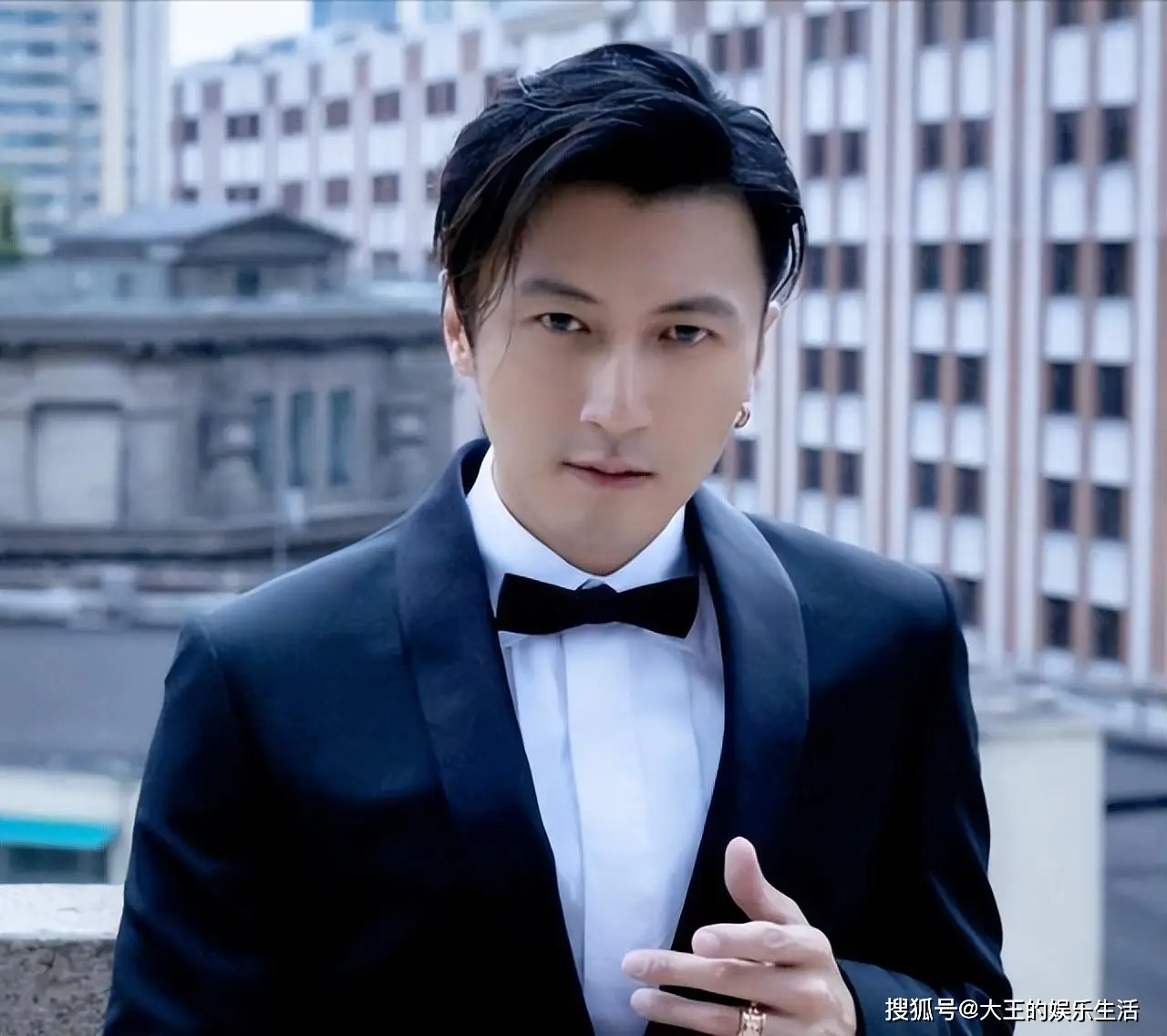 谢霆锋一般玩什么游戏_谢霆锋玩手机游戏视频_谢霆锋玩手机游戏