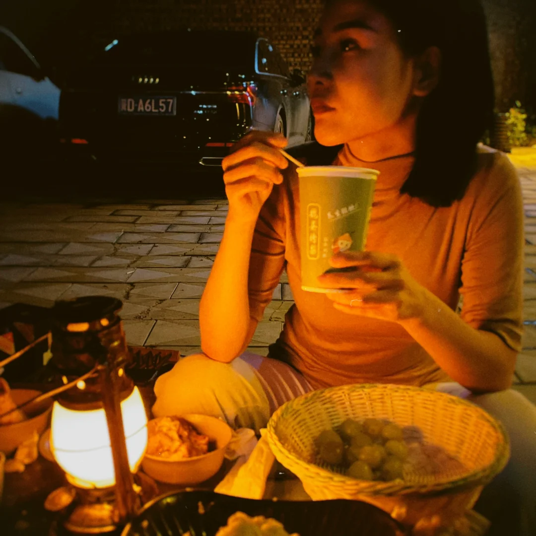 下雨可以玩手机游戏吗_下雨的时候玩手机会怎么样_下雨天玩手机有危险吗