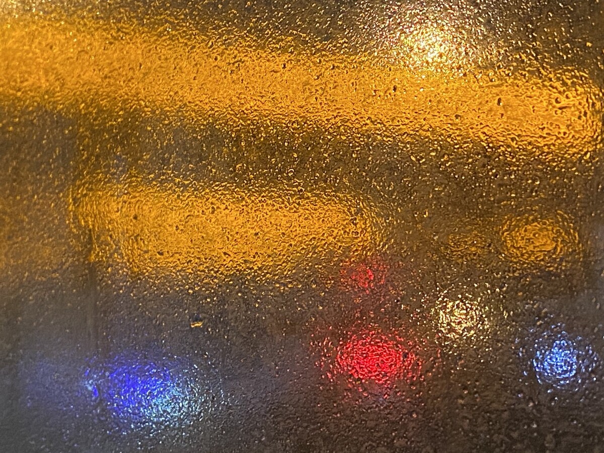 下雨的时候玩手机会怎么样_下雨可以玩手机游戏吗_下雨天玩手机有危险吗