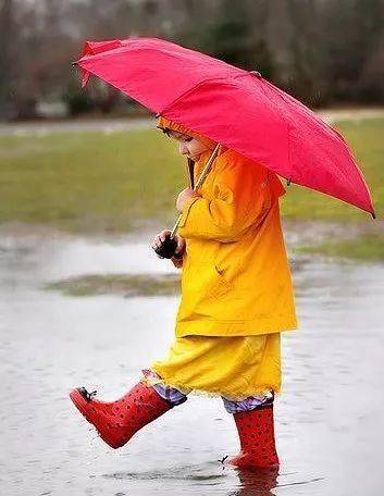 下雨可以玩手机游戏吗_下雨天玩手机有危险吗_下雨的时候玩手机会怎么样