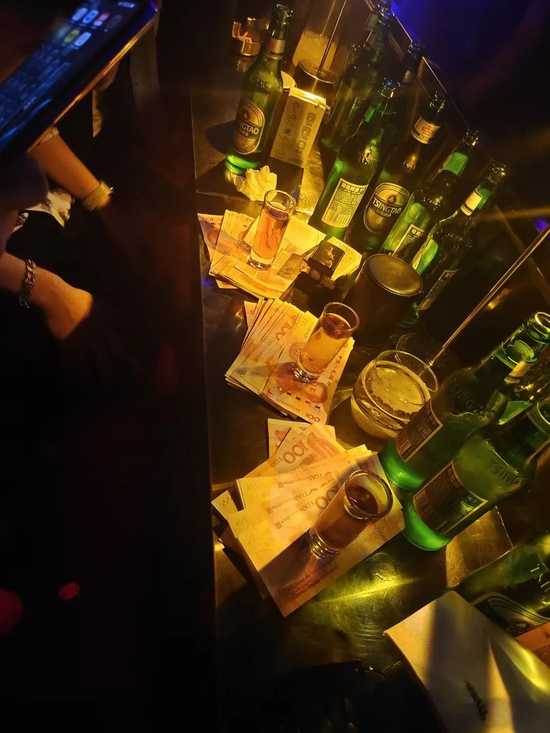 宿舍里喝酒_宿舍喝酒真实照片_宿舍手机喝酒游戏