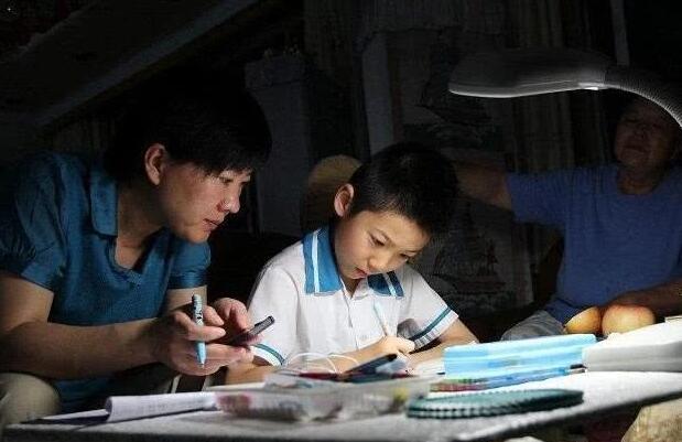 小学生手机能玩吗_小学生能玩手机游戏吗_小学生玩手机游戏可以玩多久