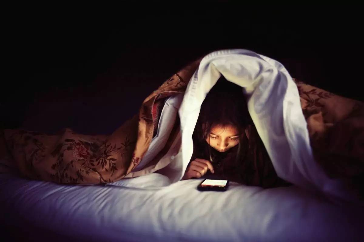 手机上瘾者_学生上瘾手机游戏_手机上瘾少年