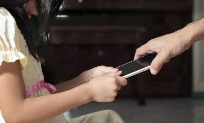 手机上瘾少年_手机上瘾者_学生上瘾手机游戏