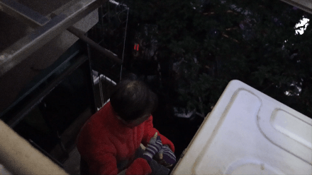 屋顶小女孩抢手机游戏视频_屋顶游戏男生版_楼顶小女孩抢手机