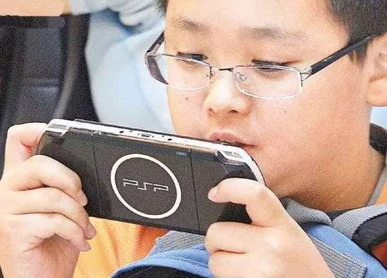 沉迷小学生数据手机游戏_小学生沉迷手机游戏数据_小学生沉迷于手机游戏的危害