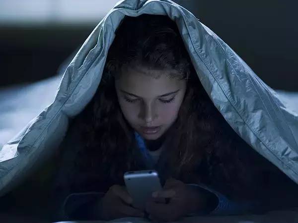 吃手机性能的单机游戏_为啥吃东西不能玩手机游戏_能玩东西吃手机游戏的软件