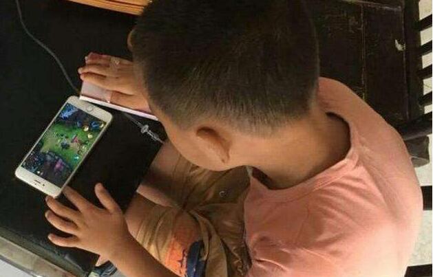 小学生玩手机防疫游戏图片_手机当手柄玩飞智游戏_手机玩psp游戏