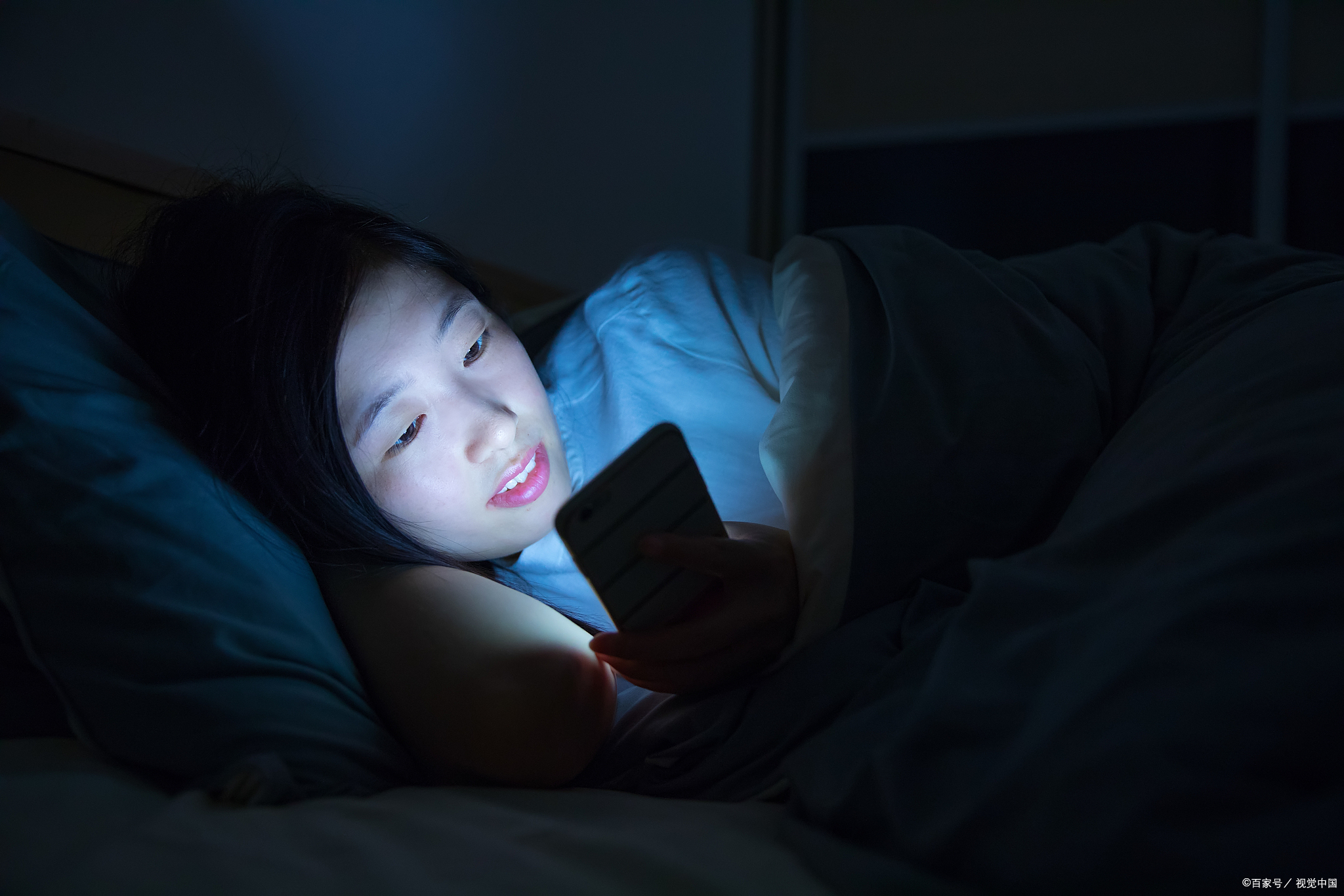 玩低头个人手机游戏会怎么样_低头玩游戏的危害_一个人玩游戏就低头玩手机