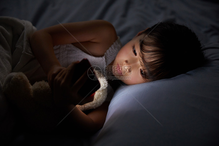 用手机玩游戏的小女孩图片_女孩玩游戏表情包_女孩玩手机头像