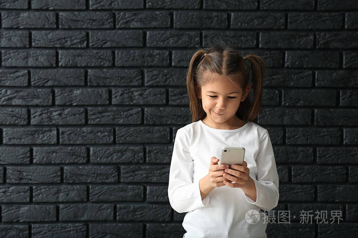 女孩玩手机头像_用手机玩游戏的小女孩图片_女孩玩游戏表情包