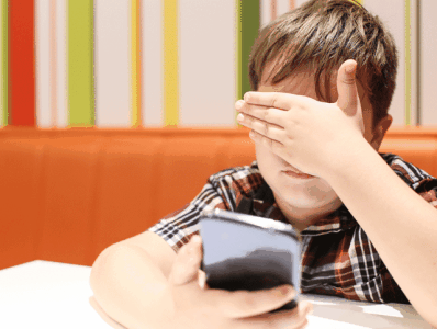 小孩子可以玩手机玩游戏_孩子用手机玩游戏_小孩子玩手机游戏的坏处