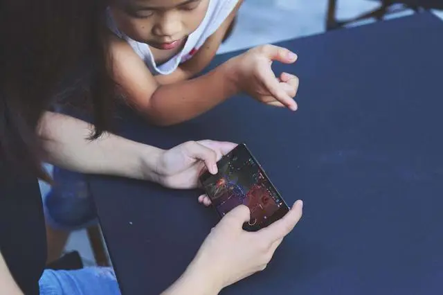 砸哭小孩气儿打手机视频_砸孩子手机对吗_小孩儿打游戏被气哭砸手机